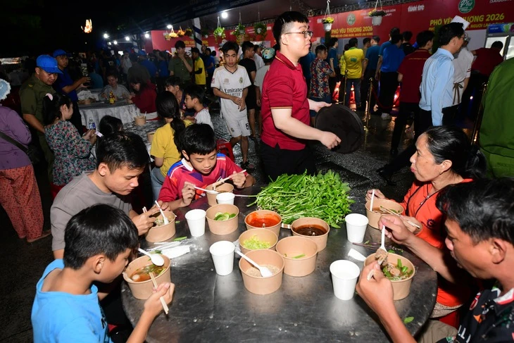 Hàng ngàn người dân Bàu Bàng đến với Phở yêu thương sau cơn mưa chiều