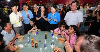 Hàng ngàn người dân Bàu Bàng đến với Phở yêu thương sau cơn mưa chiều