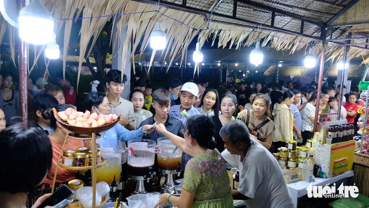 Hàng ngàn người dân check-in với các xuồng ghe đầy trái cây Đồng Tháp Hàng ngàn người dân check-in với các xuồng ghe đầy trái cây Đồng Tháp
