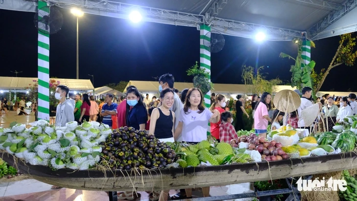 Hàng ngàn người dân check-in với các xuồng ghe đầy trái cây Đồng Tháp Hàng ngàn người dân check-in với các xuồng ghe đầy trái cây Đồng Tháp