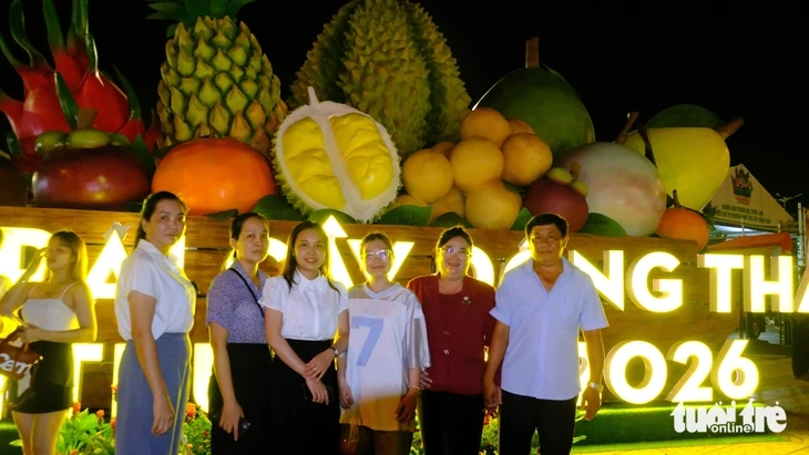 Hàng ngàn người dân check-in với các xuồng ghe đầy trái cây Đồng Tháp Hàng ngàn người dân check-in với các xuồng ghe đầy trái cây Đồng Tháp