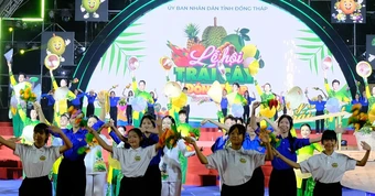 Hàng ngàn người dân check-in với các xuồng ghe đầy trái cây Đồng Tháp
