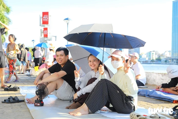 Hàng ngàn người đội nắng bên bờ sông Hàn chờ khai mạc pháo hoa quốc tế Hàng ngàn người đội nắng bên bờ sông Hàn chờ khai mạc pháo hoa quốc tế