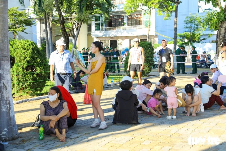 Hàng ngàn người đội nắng bên bờ sông Hàn chờ khai mạc pháo hoa quốc tế Hàng ngàn người đội nắng bên bờ sông Hàn chờ khai mạc pháo hoa quốc tế
