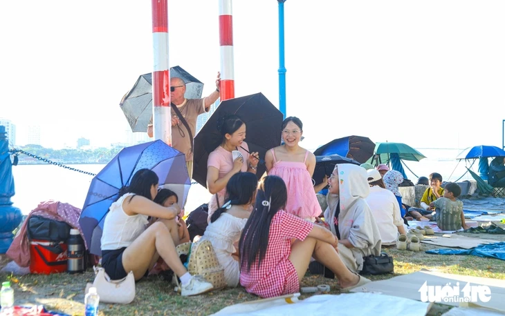 Hàng ngàn người đội nắng bên bờ sông Hàn chờ khai mạc pháo hoa quốc tế Hàng ngàn người đội nắng bên bờ sông Hàn chờ khai mạc pháo hoa quốc tế