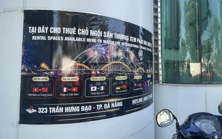 Hàng ngàn người đội nắng bên bờ sông Hàn chờ khai mạc pháo hoa quốc tế Hàng ngàn người đội nắng bên bờ sông Hàn chờ khai mạc pháo hoa quốc tế