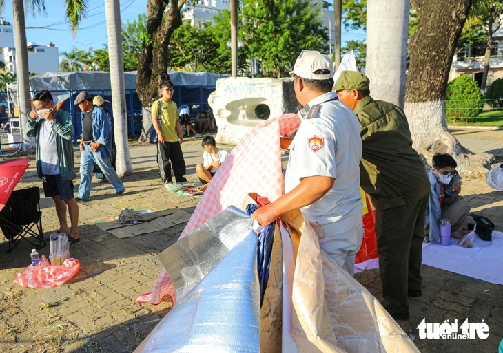 Hàng ngàn người đội nắng bên bờ sông Hàn chờ khai mạc pháo hoa quốc tế Hàng ngàn người đội nắng bên bờ sông Hàn chờ khai mạc pháo hoa quốc tế