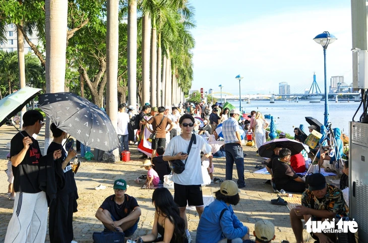 Hàng ngàn người đội nắng bên bờ sông Hàn chờ khai mạc pháo hoa quốc tế Hàng ngàn người đội nắng bên bờ sông Hàn chờ khai mạc pháo hoa quốc tế