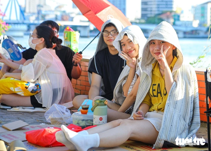 Hàng ngàn người đội nắng bên bờ sông Hàn chờ khai mạc pháo hoa quốc tế Hàng ngàn người đội nắng bên bờ sông Hàn chờ khai mạc pháo hoa quốc tế