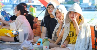 Hàng ngàn người đội nắng bên bờ sông Hàn chờ khai mạc pháo hoa quốc tế