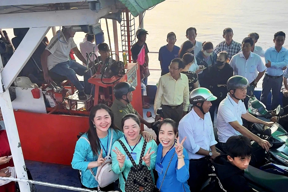 Hàng nghìn người dân vượt sông Hậu qua cồn vui ngày hội sông nước miệt vườn Hàng nghìn người dân vượt sông Hậu qua cồn vui ngày hội sông nước miệt vườn