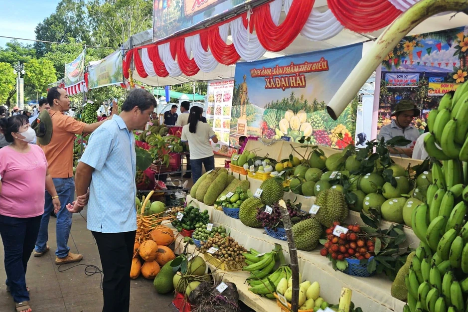 Hàng nghìn người dân vượt sông Hậu qua cồn vui ngày hội sông nước miệt vườn Hàng nghìn người dân vượt sông Hậu qua cồn vui ngày hội sông nước miệt vườn