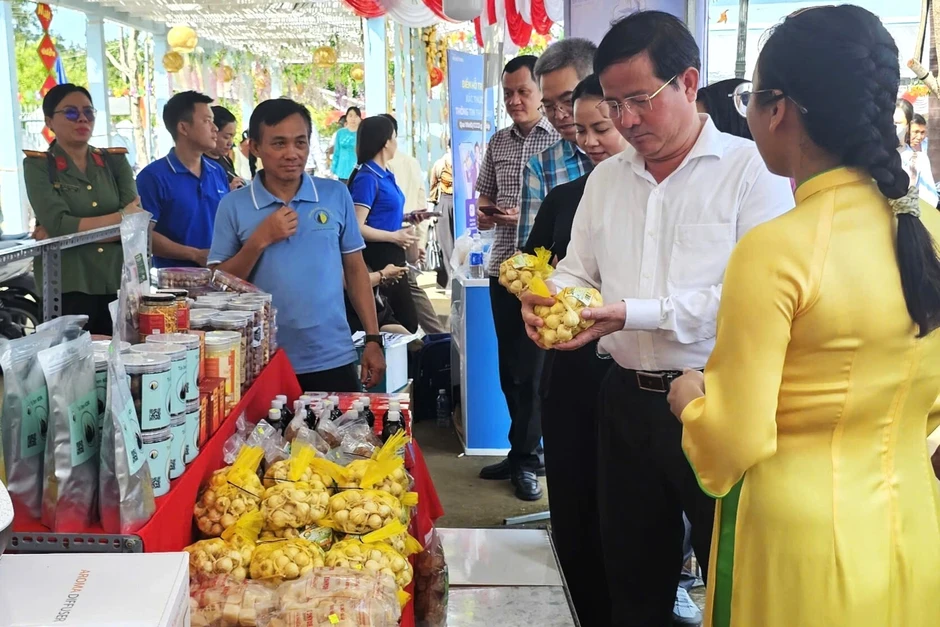 Hàng nghìn người dân vượt sông Hậu qua cồn vui ngày hội sông nước miệt vườn Hàng nghìn người dân vượt sông Hậu qua cồn vui ngày hội sông nước miệt vườn