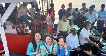 Hàng nghìn người dân vượt sông Hậu qua cồn vui ngày hội sông nước miệt vườn