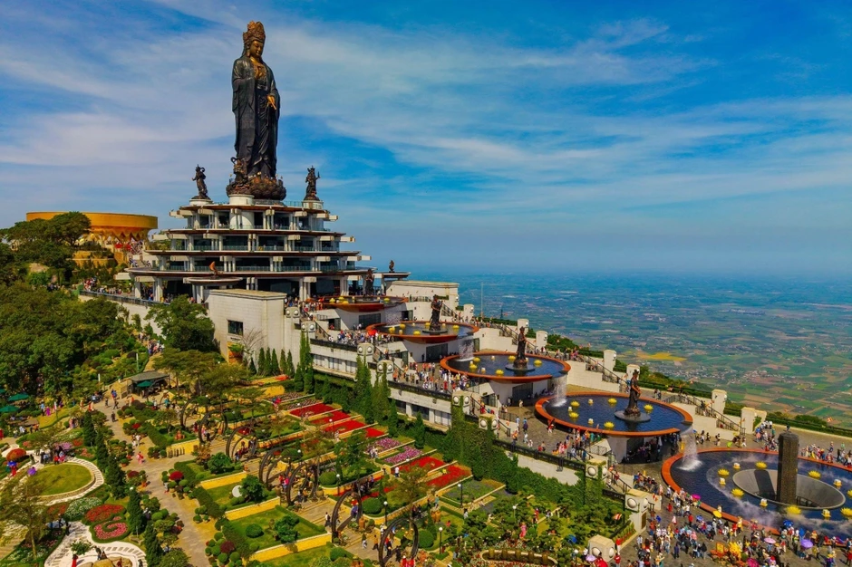 H&agrave;ng ngh&igrave;n người đến n&uacute;i B&agrave; Đen dịp v&iacute;a Thần T&agrave;i