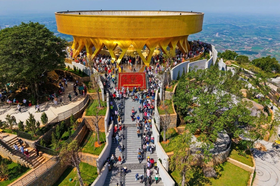 H&agrave;ng ngh&igrave;n người đến n&uacute;i B&agrave; Đen dịp v&iacute;a Thần T&agrave;i