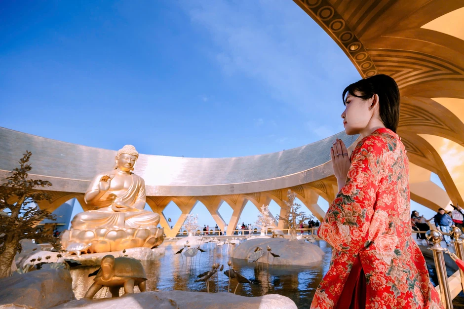 H&agrave;ng ngh&igrave;n người đến n&uacute;i B&agrave; Đen dịp v&iacute;a Thần T&agrave;i