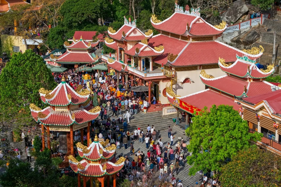 H&agrave;ng ngh&igrave;n người đến n&uacute;i B&agrave; Đen dịp v&iacute;a Thần T&agrave;i