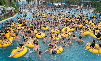Hàng nghìn người đổ về công viên nước Hồ Tây ngày đầu mở cửa