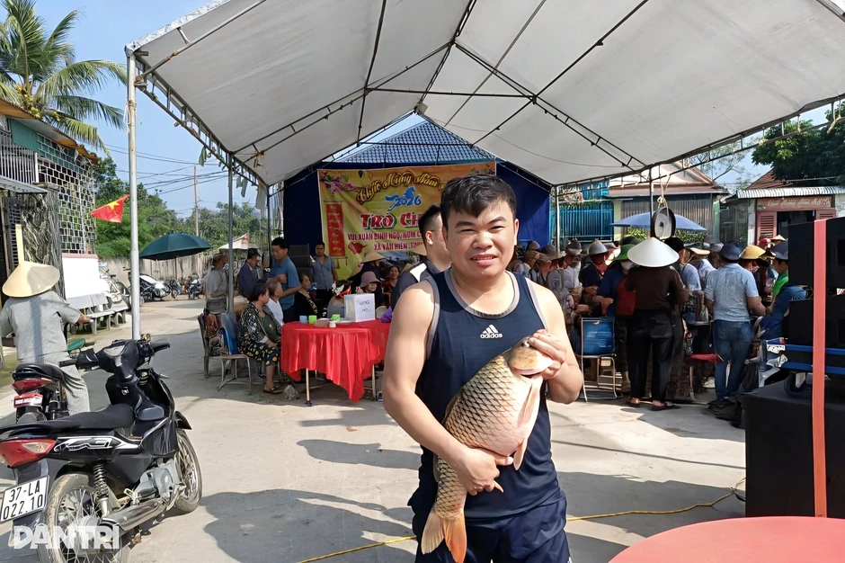Hàng trăm người lao xuống ao bắt cá sau hiệu lệnh Hàng trăm người lao xuống ao bắt cá sau hiệu lệnh