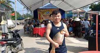 Hàng trăm người lao xuống ao bắt cá sau hiệu lệnh