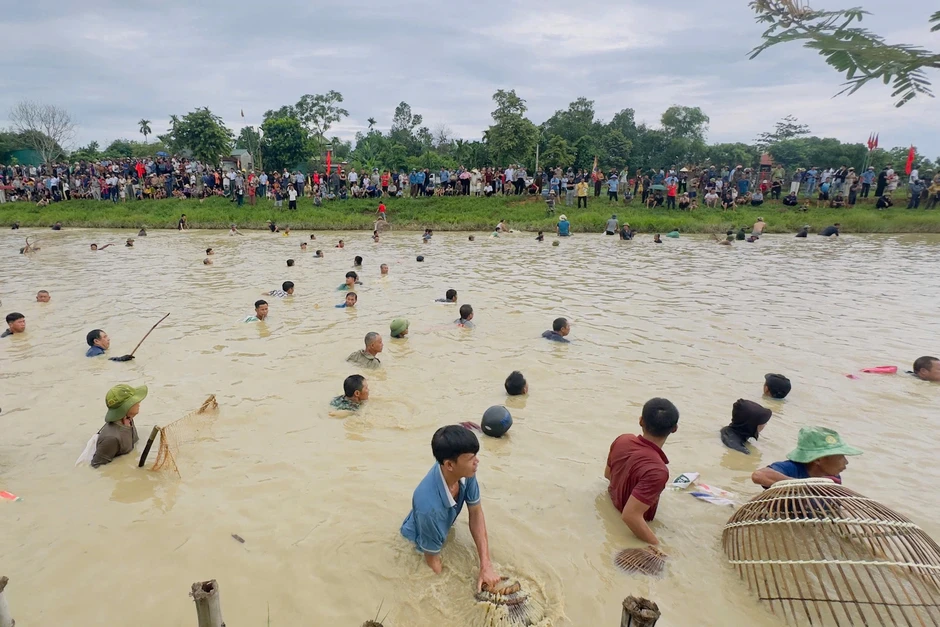 Hàng trăm người tranh tài nơm cá ở Nghệ An Hàng trăm người tranh tài nơm cá ở Nghệ An