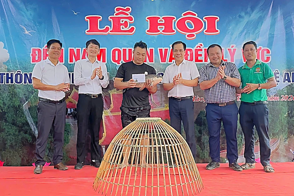 Hàng trăm người tranh tài nơm cá ở Nghệ An Hàng trăm người tranh tài nơm cá ở Nghệ An