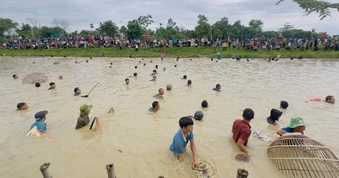 Hàng trăm người tranh tài nơm cá ở Nghệ An