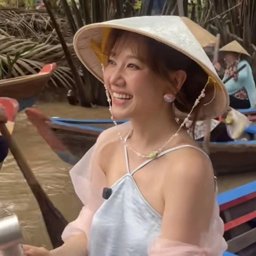 Hari Won hòa vào "cơn sốt" Cồn Thới Sơn, xếp hàng chụp ảnh xuồng ba lá