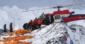 Hé lộ thủ đoạn gây sốc trong vụ "đầu độc" du khách trên đỉnh Everest