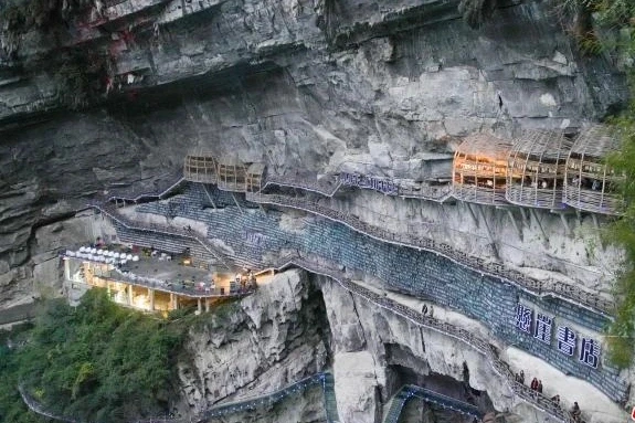 Hiệu sách trong hố sụt khổng lồ ở Trung Quốc gây sốt Hiệu sách trong hố sụt khổng lồ ở Trung Quốc gây sốt