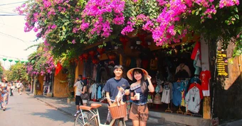 Hoa giấy nhuộm sắc phố cổ Hội An, du khách mê mẩn check-in