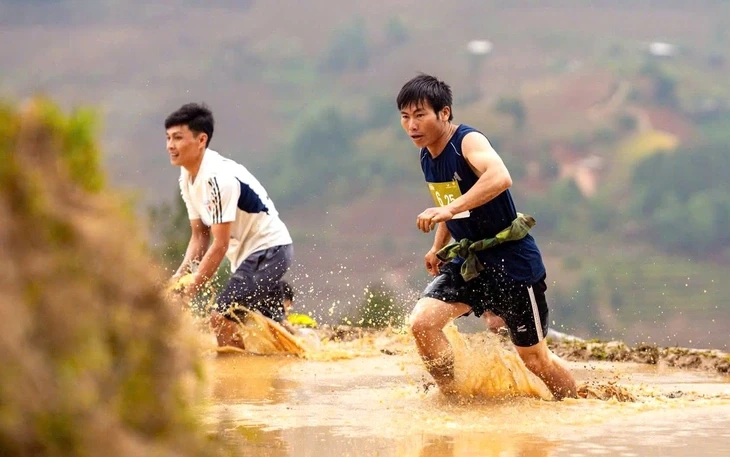 'Hoa khôi chạy bộ' phải bò trong giải chạy leo ruộng bậc thang Mù Cang Chải 'Hoa khôi chạy bộ' phải bò trong giải chạy leo ruộng bậc thang Mù Cang Chải