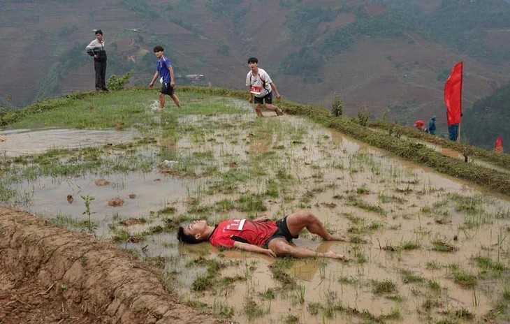 'Hoa khôi chạy bộ' phải bò trong giải chạy leo ruộng bậc thang Mù Cang Chải 'Hoa khôi chạy bộ' phải bò trong giải chạy leo ruộng bậc thang Mù Cang Chải