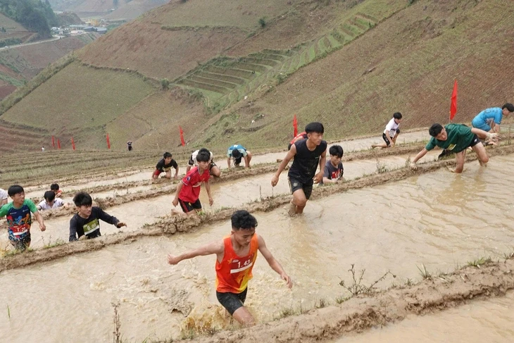 'Hoa khôi chạy bộ' phải bò trong giải chạy leo ruộng bậc thang Mù Cang Chải 'Hoa khôi chạy bộ' phải bò trong giải chạy leo ruộng bậc thang Mù Cang Chải