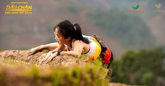 'Hoa khôi chạy bộ' phải bò trong giải chạy leo ruộng bậc thang Mù Cang Chải