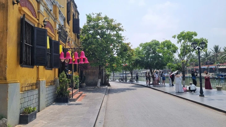 Hội An sẽ xử lý lấn chiếm vỉa hè, buôn bán hàng rong thế nào? Hội An sẽ xử lý lấn chiếm vỉa hè, buôn bán hàng rong thế nào?
