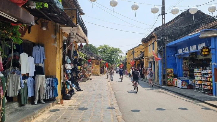 Hội An sẽ xử lý lấn chiếm vỉa hè, buôn bán hàng rong thế nào? Hội An sẽ xử lý lấn chiếm vỉa hè, buôn bán hàng rong thế nào?