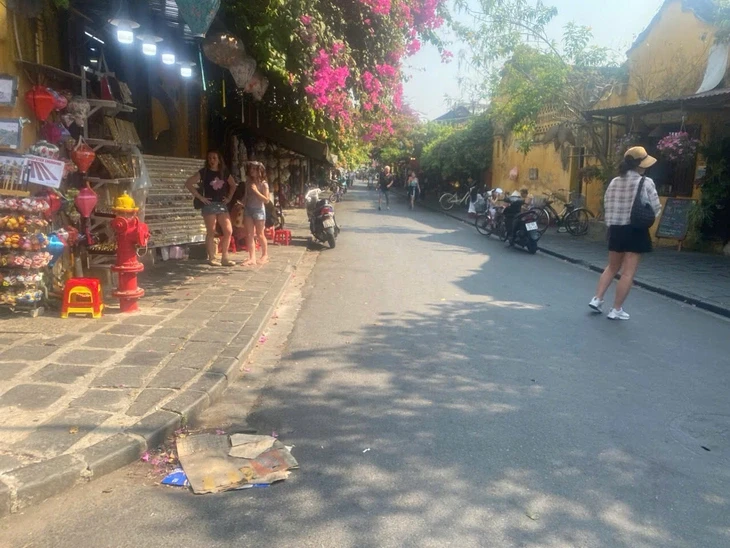Hội An sẽ xử lý lấn chiếm vỉa hè, buôn bán hàng rong thế nào? Hội An sẽ xử lý lấn chiếm vỉa hè, buôn bán hàng rong thế nào?