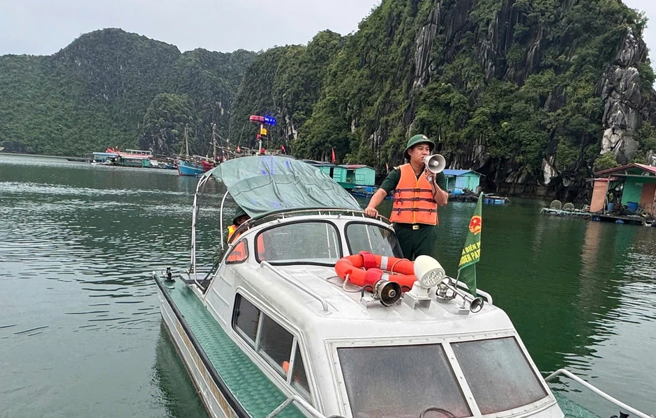 Hơn 1.700 du khách kẹt trên đảo Cát Bà Hơn 1.700 du khách kẹt trên đảo Cát Bà