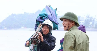 Hơn 1.700 du khách kẹt trên đảo Cát Bà