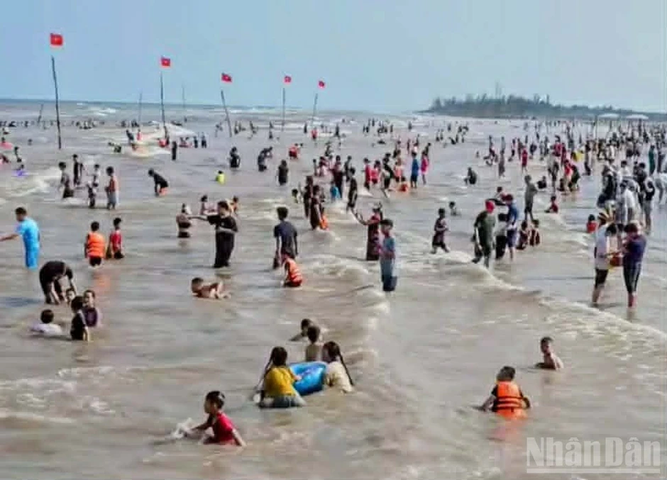 Hưng Yên: Hàng nghìn lượt người đổ về tắm biển tại Cồn Vành Hưng Yên: Hàng nghìn lượt người đổ về tắm biển tại Cồn Vành
