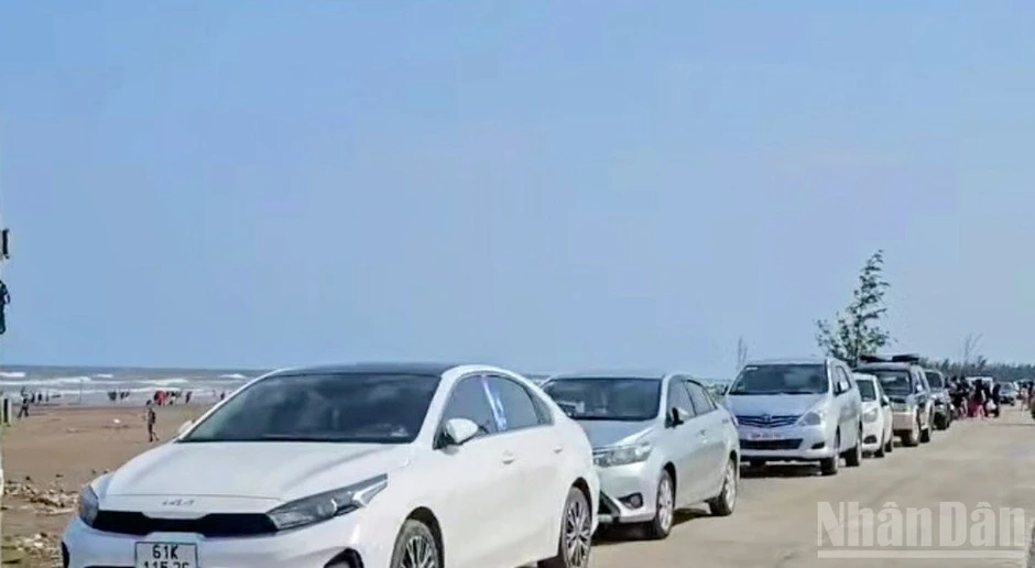 Hưng Yên: Hàng nghìn lượt người đổ về tắm biển tại Cồn Vành Hưng Yên: Hàng nghìn lượt người đổ về tắm biển tại Cồn Vành