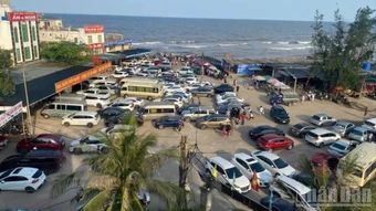 Hưng Yên: Hàng nghìn lượt người đổ về tắm biển tại Cồn Vành