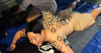 Kể trải nghiệm massage dạo ở Việt Nam, khách Hàn hút 2,5 triệu lượt xem