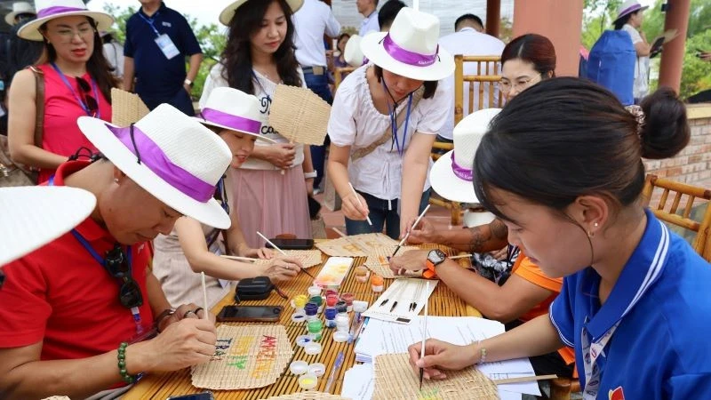 Kết nối lữ hành, mở rộng không gian phát triển du lịch Huế Kết nối lữ hành, mở rộng không gian phát triển du lịch Huế