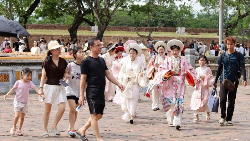 Kết nối lữ hành, mở rộng không gian phát triển du lịch Huế Kết nối lữ hành, mở rộng không gian phát triển du lịch Huế