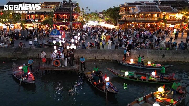 Khách dồn dập đổ về các điểm du lịch nổi tiếng miền Trung kỳ nghỉ lễ 30/4 - 1/5 Khách dồn dập đổ về các điểm du lịch nổi tiếng miền Trung kỳ nghỉ lễ 30/4 - 1/5