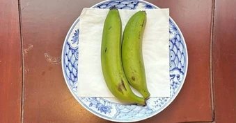 Khách Hà Nội bất ngờ vì được khách sạn ở Huế mời ăn 2 quả chuối xanh