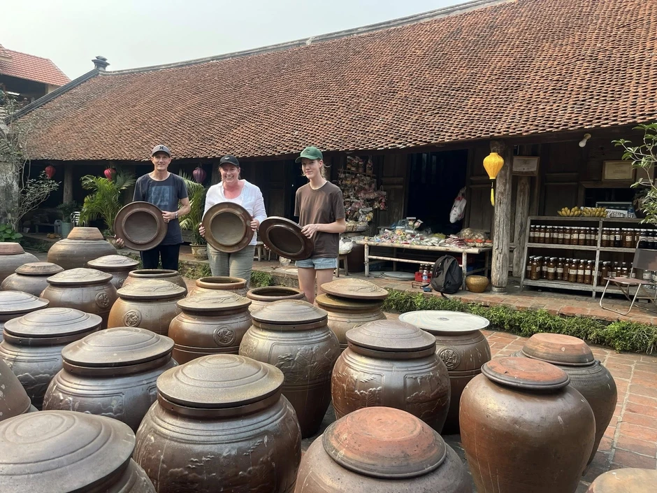 Khách Mỹ cho bò ăn cỏ, thử sống như nông dân giữa Hà Nội Khách Mỹ cho bò ăn cỏ, thử sống như nông dân giữa Hà Nội